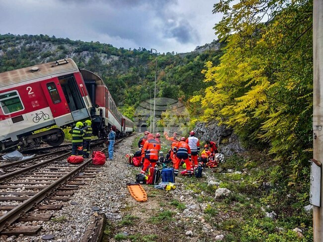 ТАСР: Задържан е един от машинистите, участвали във вчерашната жп катастрофа в Словакия