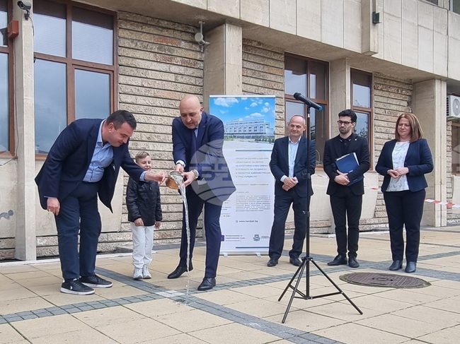 Кметът и областният управител на Кърджали дадоха началото на санирането на сградата на общинска и областна администрации