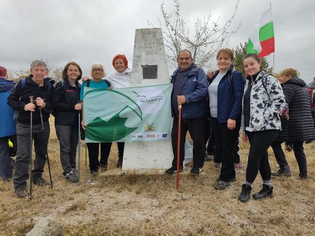 Планинари и любители на природата от Сърбия, България и Северна Македония се събраха на среща на връх Пирамида 106