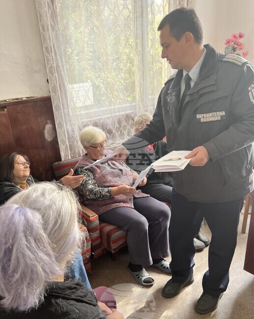 Полицаи разясняваха на жители на новопазарски села възможните измами, свързани с въвеждането на еврото в България