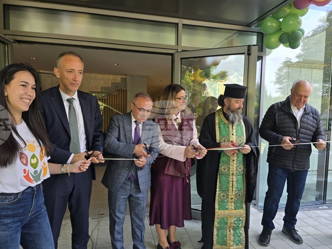 Виждаме от години притеснително слаби резултати по математика и природни науки, каза министърът на образованието Красимир Вълчев