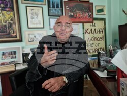 Авторът Богдана Костуркова и режисьорът Калин Сърменов представят „Политическо сатирично кабаре – 2025. В името на народа!“, снимка – Даниел Димитров/БТА