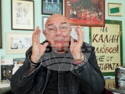 Авторът Богдана Костуркова и режисьорът Калин Сърменов представят „Политическо сатирично кабаре – 2025. В името на народа!“, снимка – Даниел Димитров/БТА