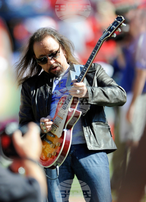 Музикалният свят отдаде почит на покойния китарист и съосновател на групата "Кис" Ейс Фрели