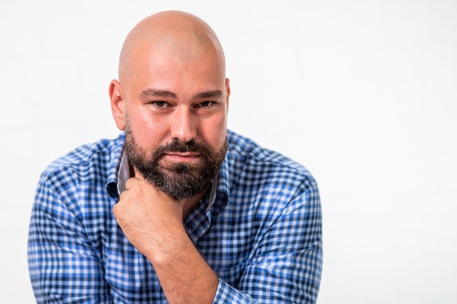 Баритонът Иво Йорданов ще бъде в ролята на Валентин в спектакъла с кукли „Фауст“ тази вечер на сцената на Старозагорската опера