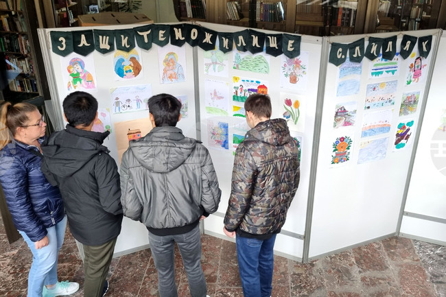 Младежи с увреждания от защитеното жилище в село Лиляк подредиха изложба в Търговище