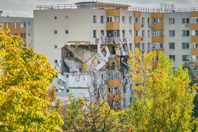 Тримата задържани за експлозията в блок в Букурещ, която отне живота на трима души, остават в ареста