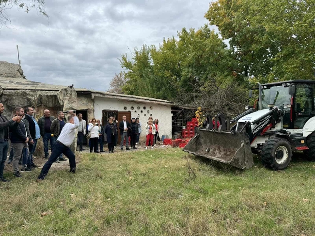 Символична първа копка постави началото на ремонтните дейности и модернизацията на общинския плаж в Павел баня