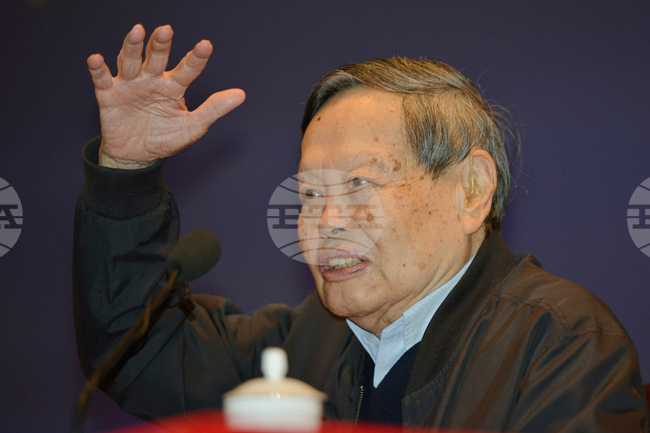 Нобеловият лауреат за физика Чънин Ян почина на 103 години