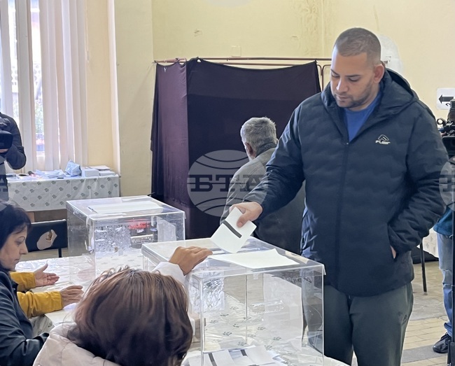 Към 11:00 часа избирателната активност на балотажа на вота за кмет на димитровградското село Черногорово е 18,96 процента