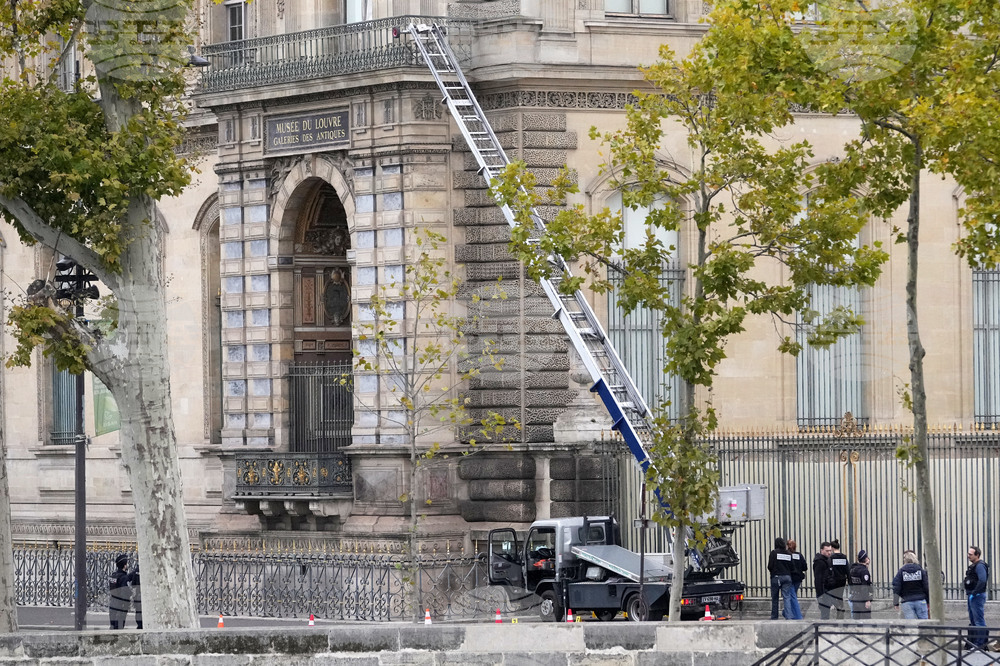 Производителят на машината, използвана при обира на Лувъра, се възползва от това престъпление, за да рекламира на шега продукцията си
