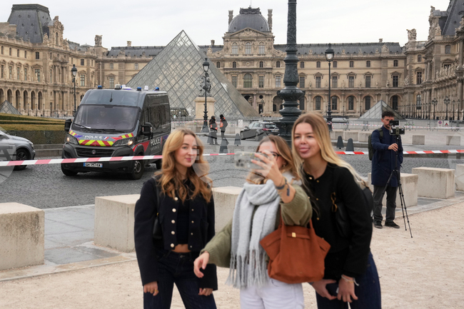 Бижутата, откраднати от Лувъра, са от колекцията на Наполеон и имат безценно културно и историческо значение, обявиха френските власти