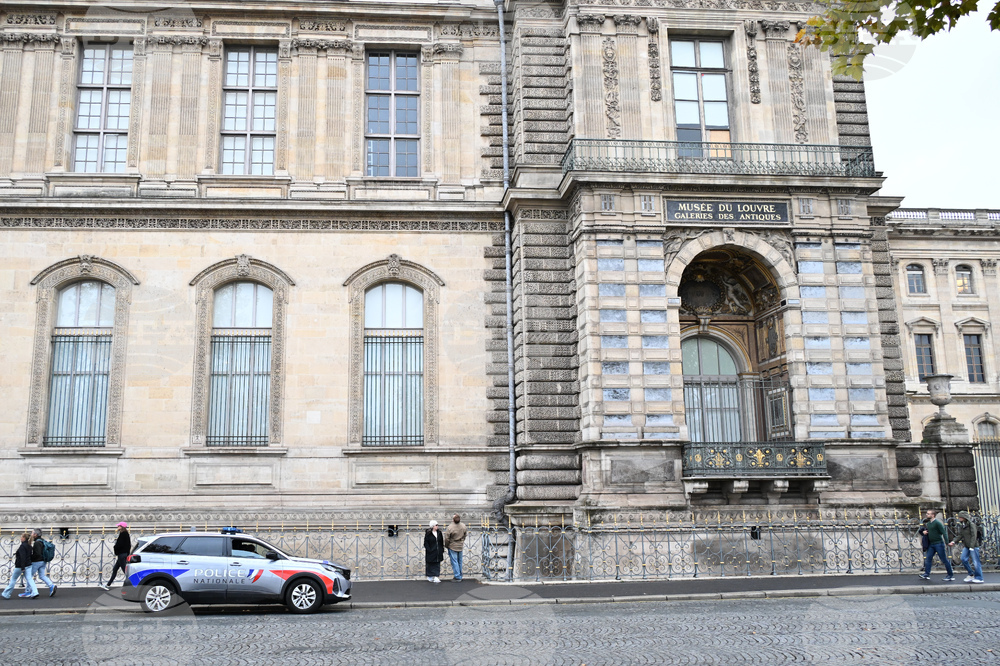 Лувърът премести част от бижутата си с полицейски ескорт във Френската централна банка