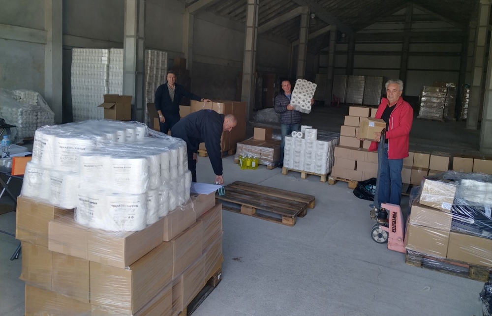 Община Шумен раздава над 12 тона продукти по Програмата за храни и основно материално подпомагане