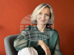 Художничката Александрина Караджова рисува великолепието на балета и женската фигура в изложбата „Сред звездите“. Снимка: Vivacom Art Hall Oboriste 5