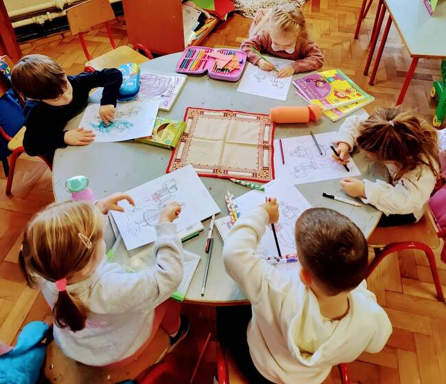 Деца от подготвителната група на Българското училище „Райна Княгиня“ в Дъблин участваха в занимания, посветени на българските шевици и носии