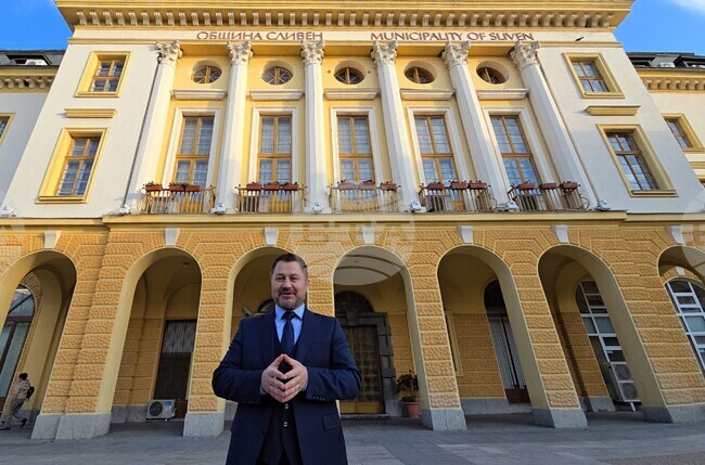 "Моята мисия е да покажа, че старинната музика може да звучи модерно и завладяващо", каза пред БТА създателят на ансамбъл "Антон Пан"