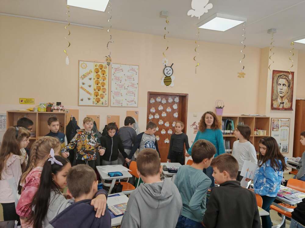 Писателката Ирина Папанчева, която живее в Брюксел, води уъркшопи за социално включване в бургаско училище