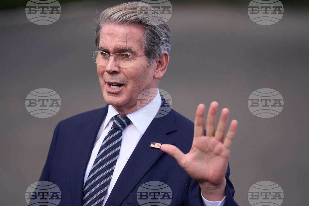 Китай ще отложи с година правилата за редкоземните елементи и ще възобнови покупките на американска соя, заяви Скот Бесънт