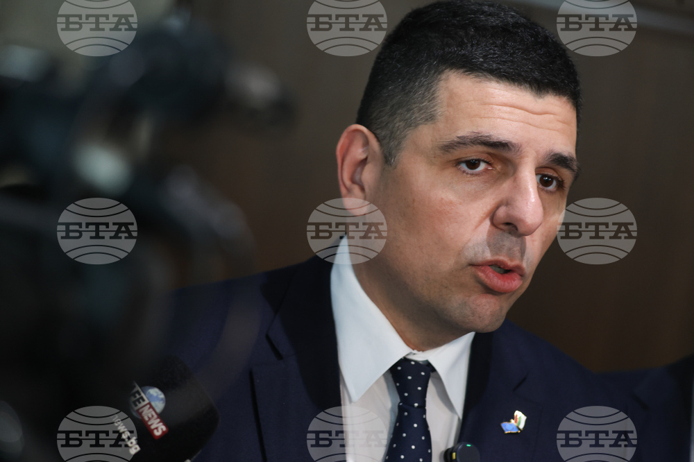 Вкарването на особен управител в "Лукойл" е правилно решение, каза съпредседателят на "Да, България" Ивайло Мирчев