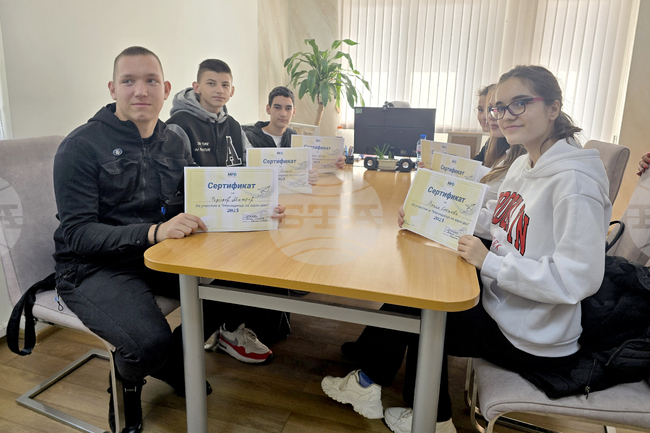 Общо 27 ученици от три учебни заведения в Сандански се включиха в инициативата "Мениджър за един ден"