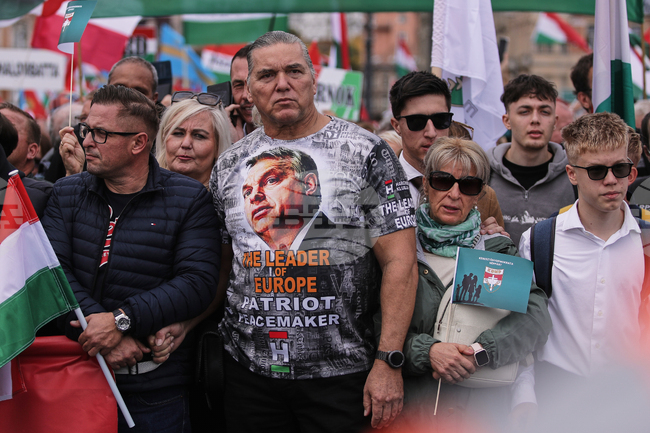 Десетки хиляди поддръжници на Виктор Орбан се събраха в Будапеща по случай национален празник