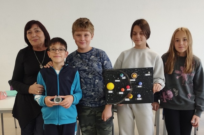 Петокласниците от Българското културно-просветно училище „Паисий Хилендарски“ в Памплона изработваха макети на Слънчевата система