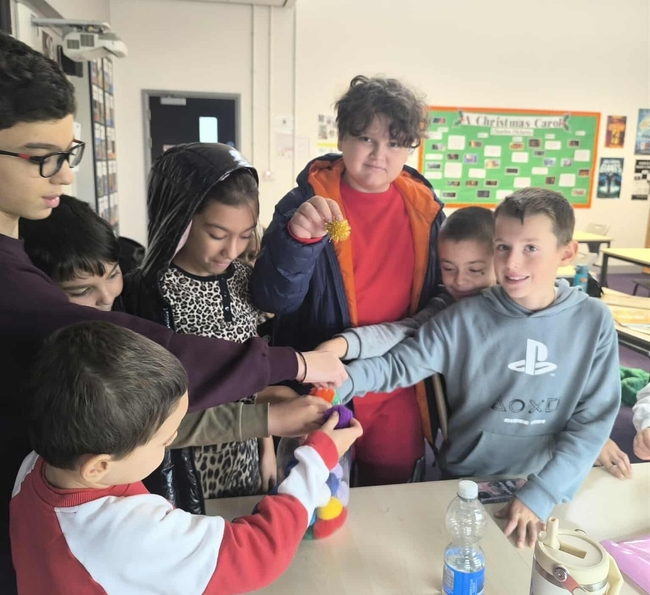 Ученици от Българското училище „Пламъче“ в Милтън Кийнс, Великобритания, разказваха какви лидерски позиции искат да поемат в класа си