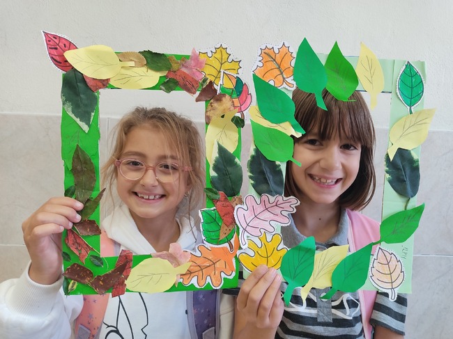 Ученици от Българското училище „Св. св. Кирил и Методий“ в Тафая, Испания, изработваха рамки за снимки от есенни материали