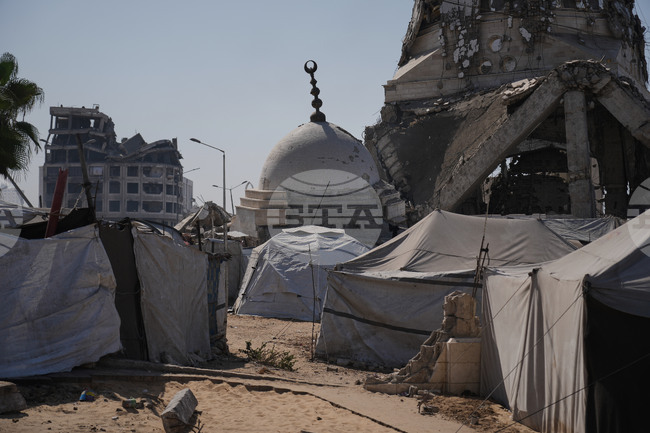 Местната служба за гражданска защита в ивицата Газа съобщи за още петима убити при израелски въздушен удар