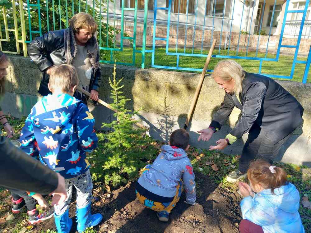 Зам.-кметът Павлина Делчева на Стара Загора засади атласки кедър с послание срещу насилието и злоупотребата с деца