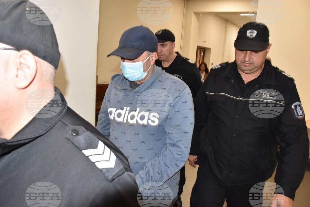 Съдът остави в ареста мъж, стопанисвал оранжерия с над 1300 растения канабис в автосервиз край Хасково