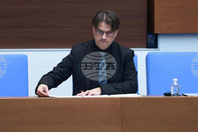 Министерството на културата разглежда възможностите за финансиране на проекти, за които не достигат определените в държавния бюджет средства, каза министър Мариан Бачев