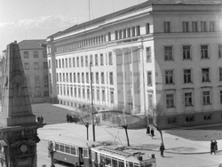 Държавна политехника „Сталин“ първото техническо висше училище в България и Паметника Левски