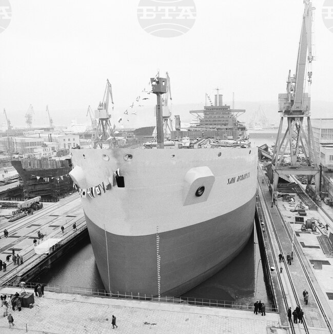 На 27 октомври 2001 година избухва пожар на българския танкер „Хан Аспарух“