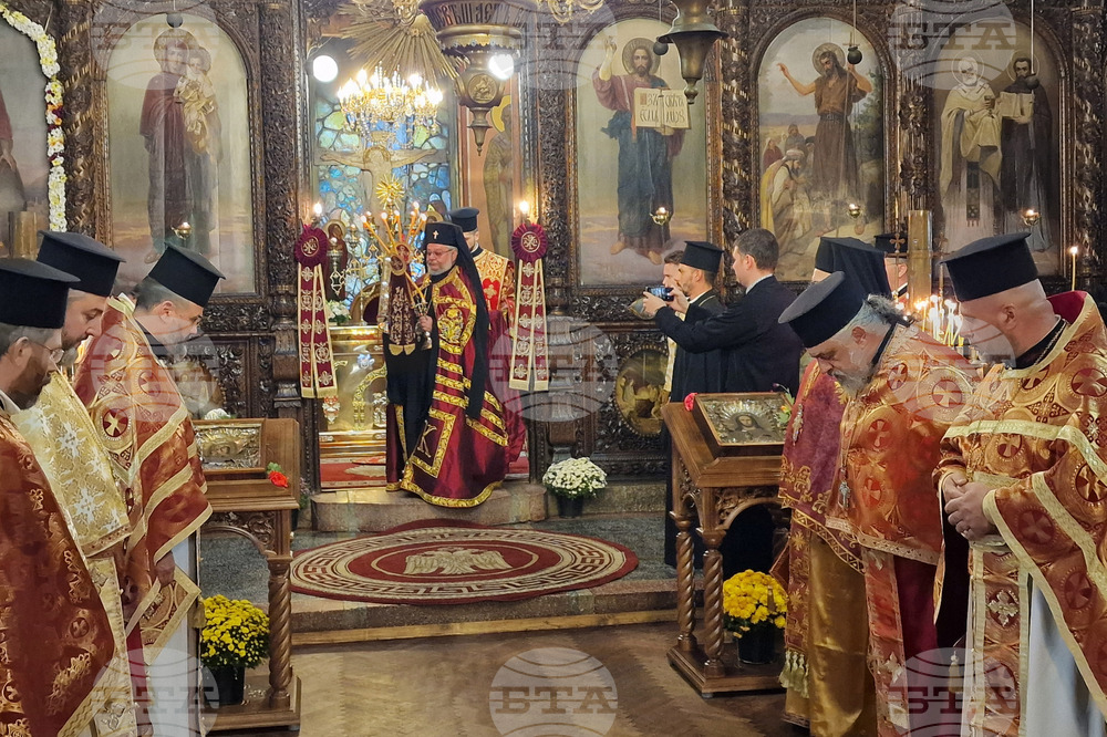 Свети Димитър бе почетен днес в православните храмове в страната