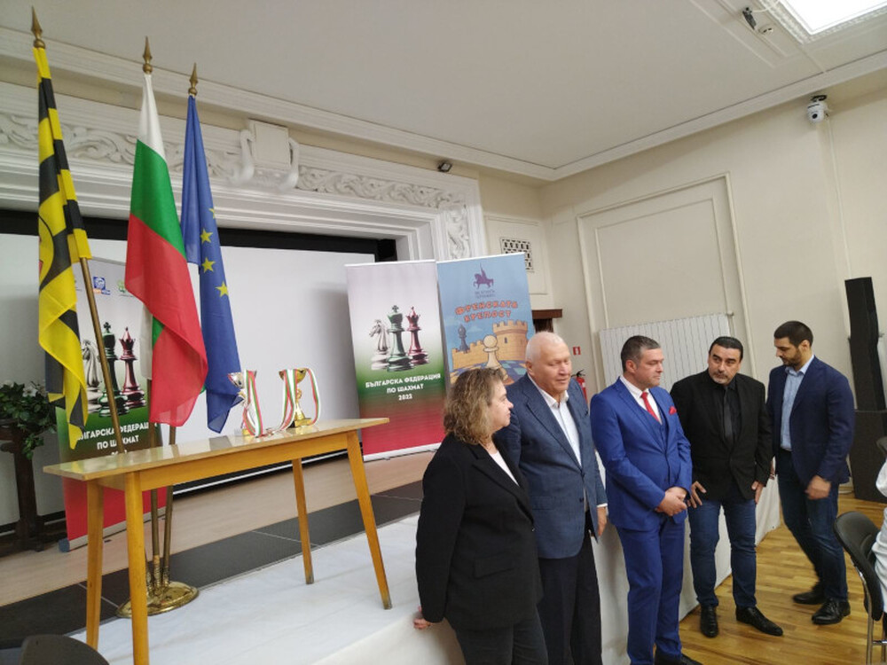 Председателят на Народното събрание Наталия Киселова награди победителите в Държавния турнир по шахмат за юноши и девойки до 20 години