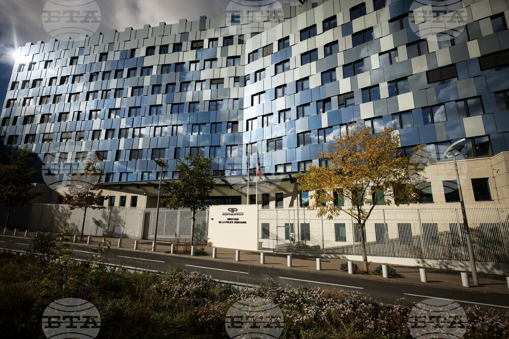 ДНК следи доведоха до ареста на двама заподозрени за кражбата на бижута от Лувъра