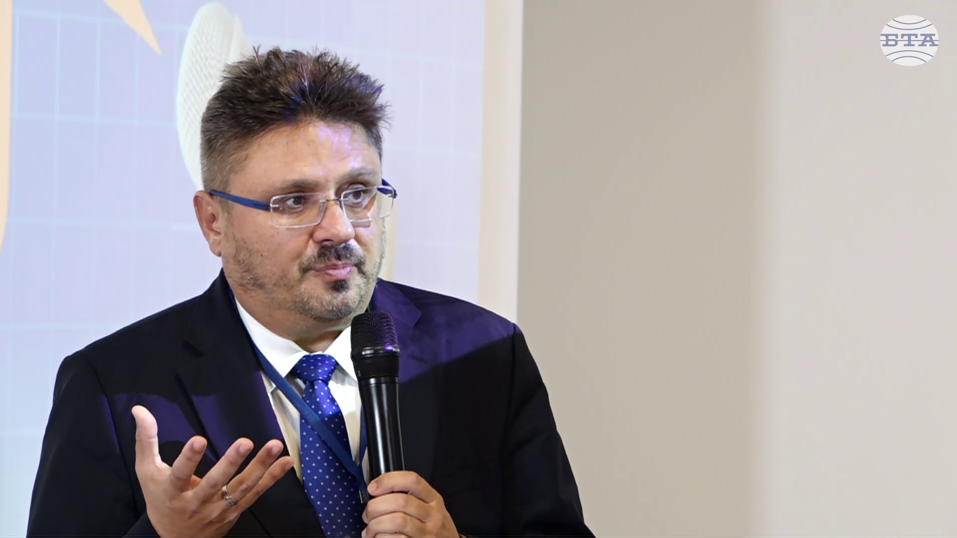 Никой не може да замени знаещия журналист, каза Кирил Вълчев, който откри четвъртото издание на обучението за млади репортери Никой не може да замени знаещия журналист, каза Кирил Вълчев, който откри четвъртото издание на обучението за млади репортери