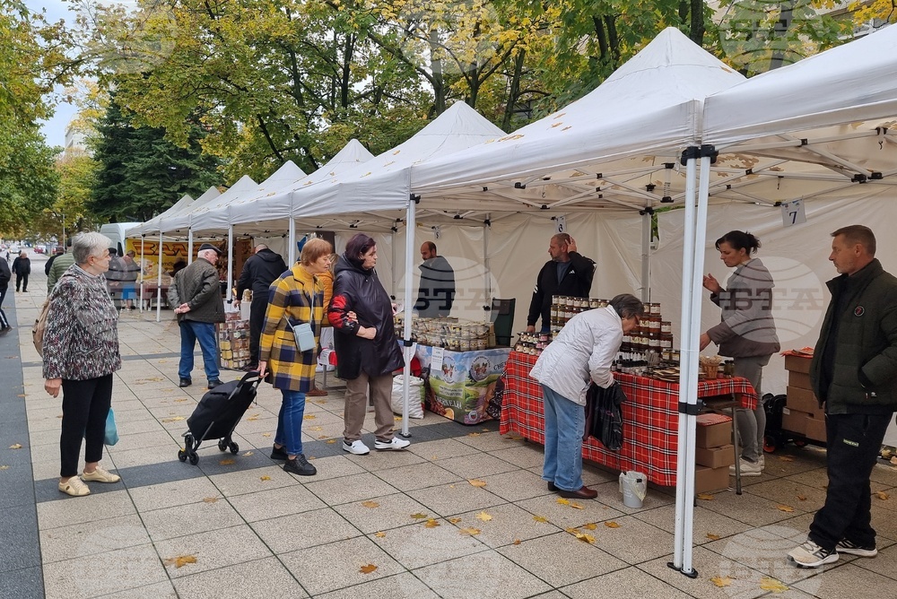 Производители от страната предлагат натурални продукти директно на клиентите на фермерски пазар в Монтана