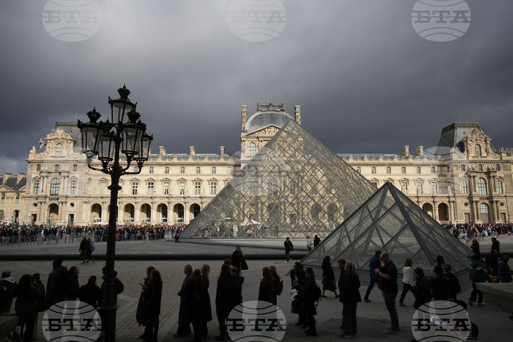 Обирът в Лувъра подкопава "основната мисия" на музеите, казват 57 международни куратори и директори