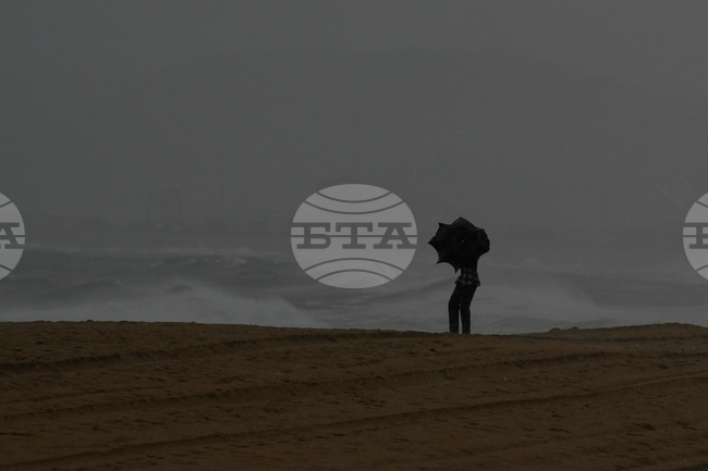 Хиляди хора бяха евакуирани в Индия заради циклон