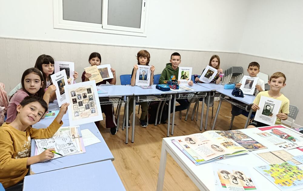 Тематични занятия за Деня на народните будители бяха организирани в Българското училище „Св. св. Кирил и Методий“ в Мойет Дел Вайес, Испания