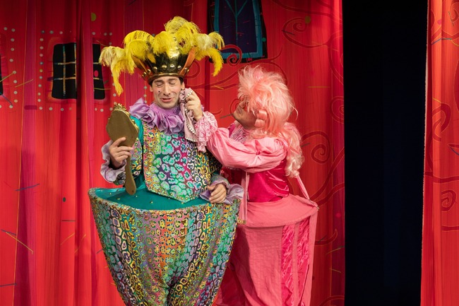 „Новите дрехи на краля“: Тежка сатира в приказно облекло