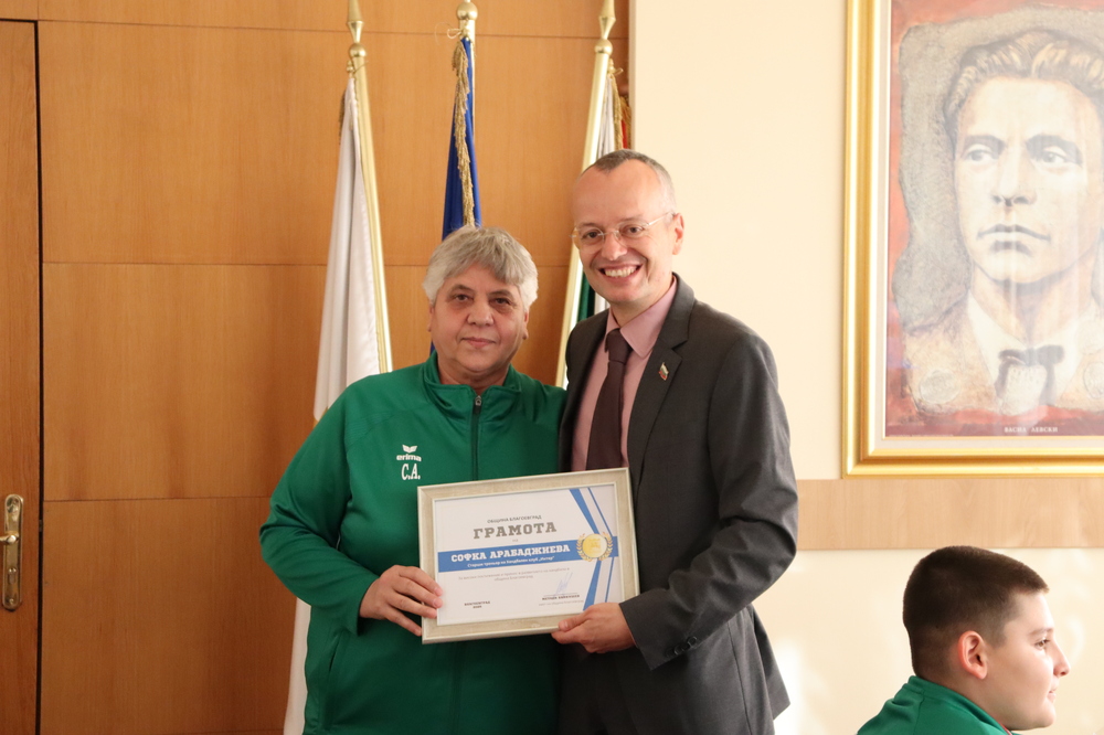 Община Благоевград: Кметът Методи Байкушев награди шампионите по хандбал от ХК „Интер“ – Благоевград