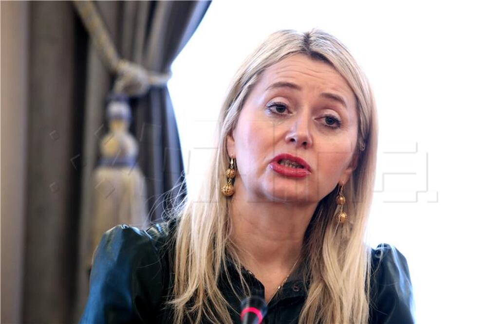 ХИНА: Забраната за използване на мобилни телефони в началните училища в Хърватия ще включва и междучасията