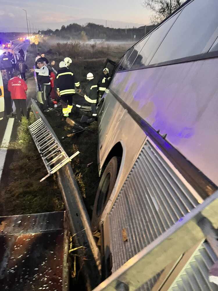 Отнемане на предимство е причина за катастрофата при Харманли, при която автобус с 14 пътници спря на ръба на дълбоко дере