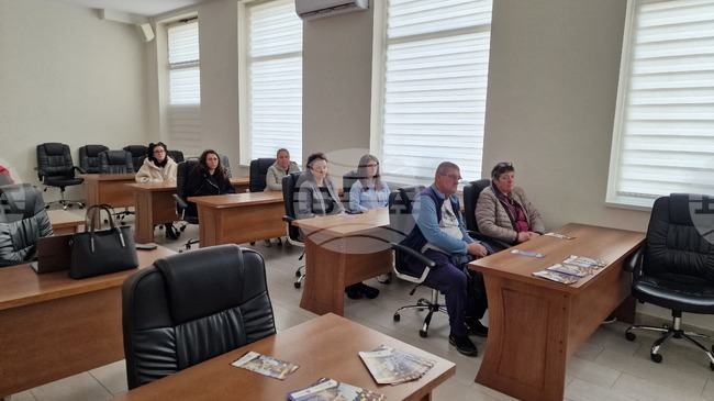 Експерти от КЗП посъветваха гражданите в Раковски да плащат безкасово, когато имат възможност, през месец януари 2026 година