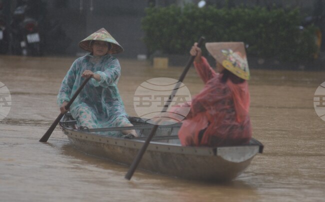 Четирима души загинаха, а над 100 000 домове бяха наводнени, заради проливните дъждове във Виетнам