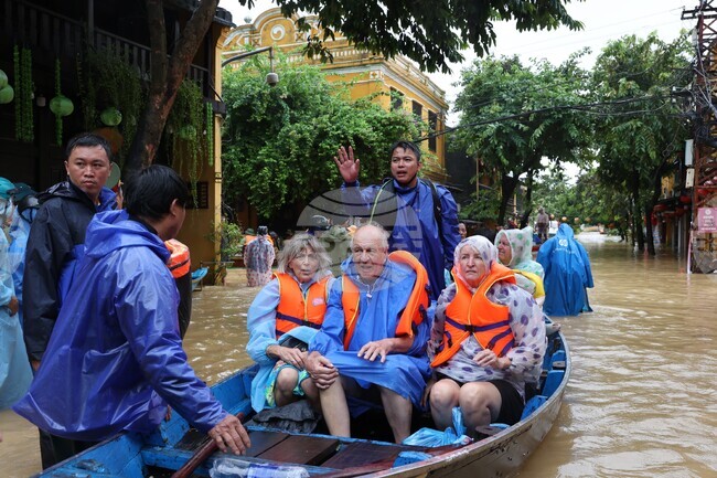 Десет души загинаха, а над 100 000 домове бяха наводнени, заради проливните дъждове във Виетнам